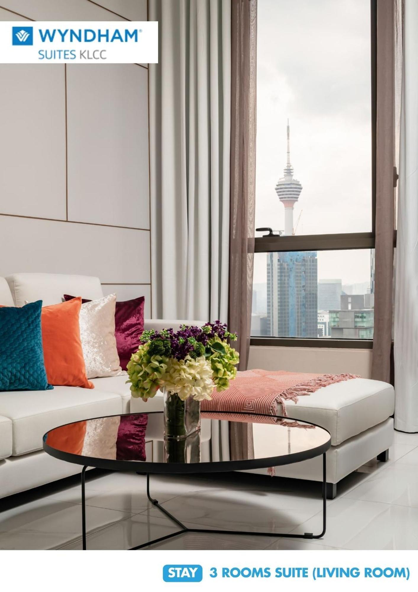Wyndham Suites Klcc Kuala Lumpur Zewnętrze zdjęcie The view of the Petronas Towers from the living room of a 3-bedroom condominium